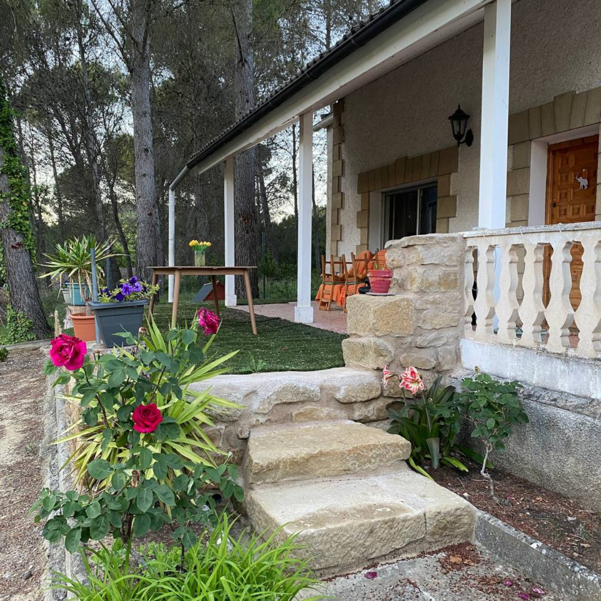 Casa de NomadHive entre árboles y flores en La Presa del Gállego